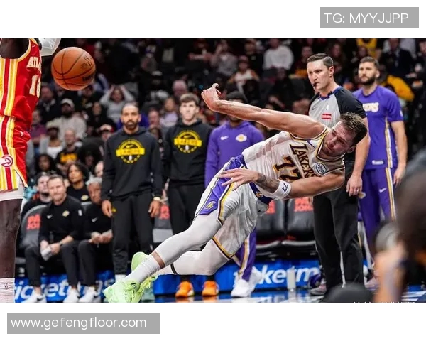 布朗尼爆发!湖人102-122惨败老鹰,东契奇22+5+11,范德彪12+18 布朗尼爆发!湖人102-122惨败老鹰,东契奇22+5+11,范德彪12+18