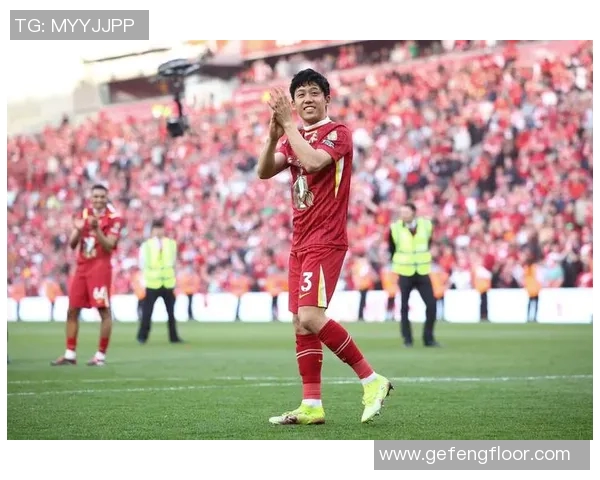 中超联赛迎来全新转会窗口 热门球员引发激烈争议和关注 中超联赛迎来全新转会窗口 热门球员引发激烈争议和关注